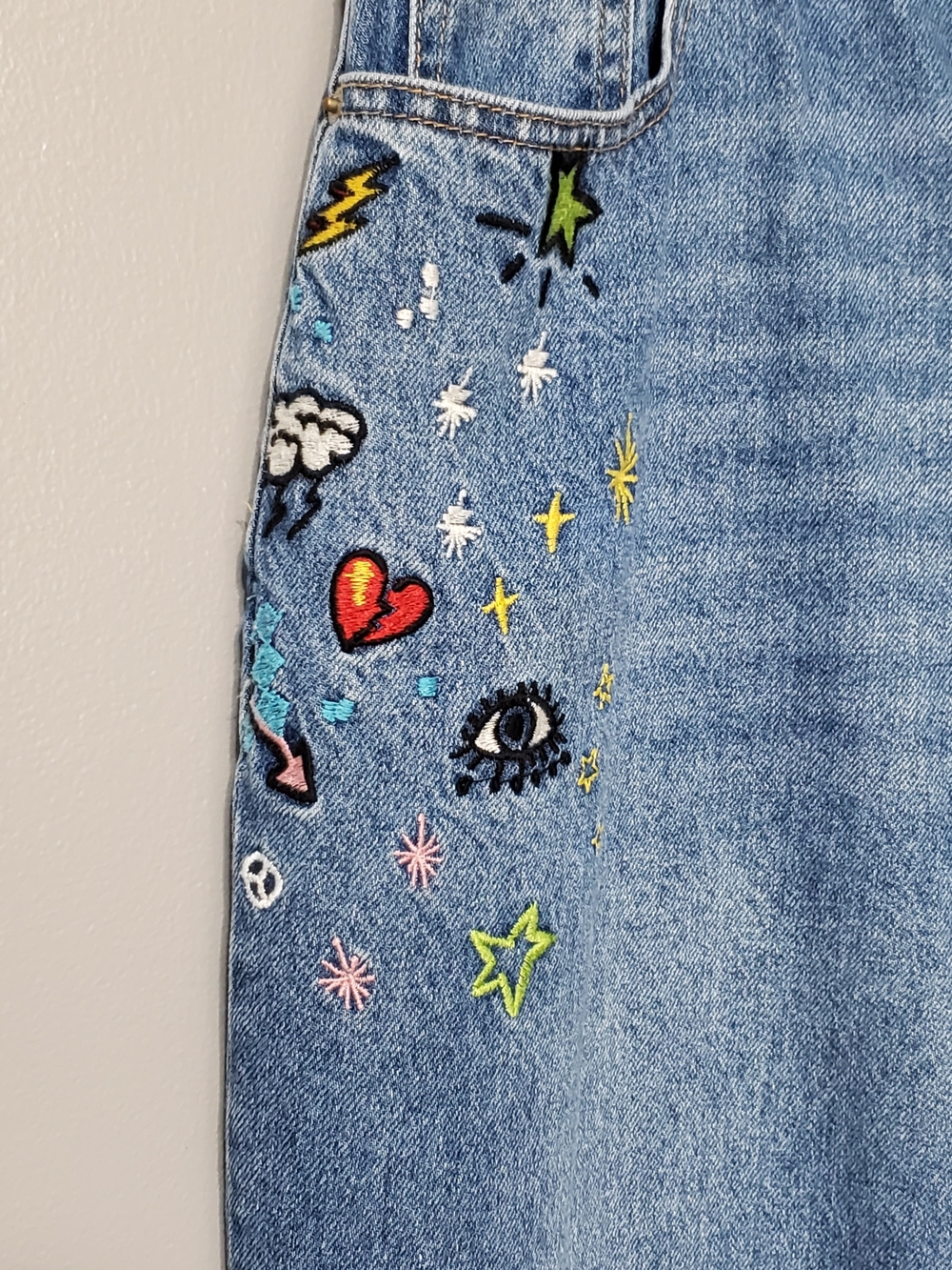 Forever 21 Premium Straight-Leg Jeans with Colorful Embroidery Women's Size 0x - Picture 7 of 10
